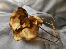 Cargar imagen en el visor de la galería, Collar Orquídea Oro