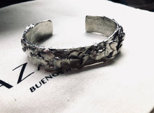 Cargar imagen en el visor de la galería, Brazalete Camelia