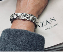 Cargar imagen en el visor de la galería, Brazalete Camelia