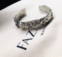 Cargar imagen en el visor de la galería, Brazalete Camelia