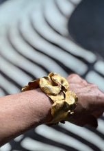 Cargar imagen en el visor de la galería, Brazalete Pétalos
