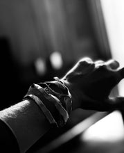 Cargar imagen en el visor de la galería, Brazalete Pretoria
