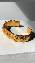 Cargar imagen en el visor de la galería, Brazalete Camelia
