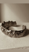 Cargar imagen en el visor de la galería, Brazalete Camelia
