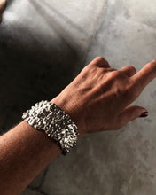 Cargar imagen en el visor de la galería, Brazalete Mora XL
