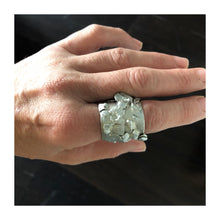 Cargar imagen en el visor de la galería, Anillo Camelia
