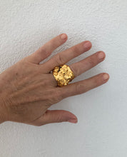 Cargar imagen en el visor de la galería, Anillo Camelia
